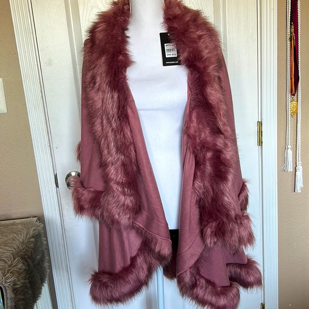 One size knit faux fur cape/ overseer